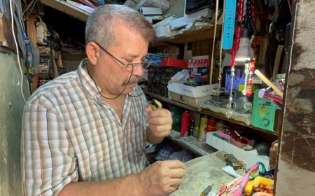 İskenderun'lu "Çakmak doktoru", 40 yıldır 2 metrekarelik dükkanda çalışıyor