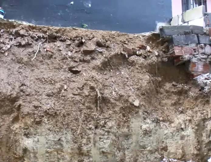 Arnavutköy'de istinat duvarı çöktü: İki bina tahliye edildi