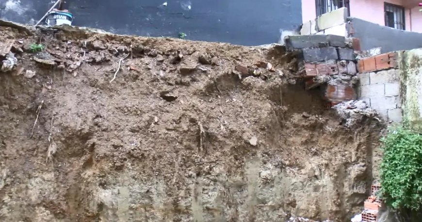 Arnavutköy'de istinat duvarı çöktü: İki bina tahliye edildi